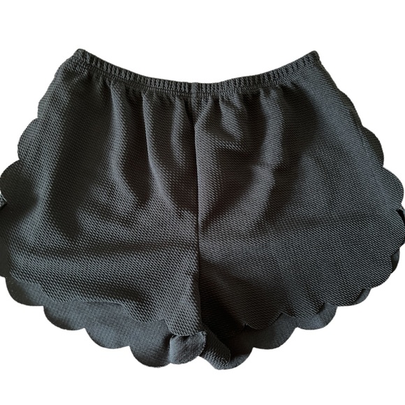 NWOT Women’s scalloped shorts - Picture 3 of 5